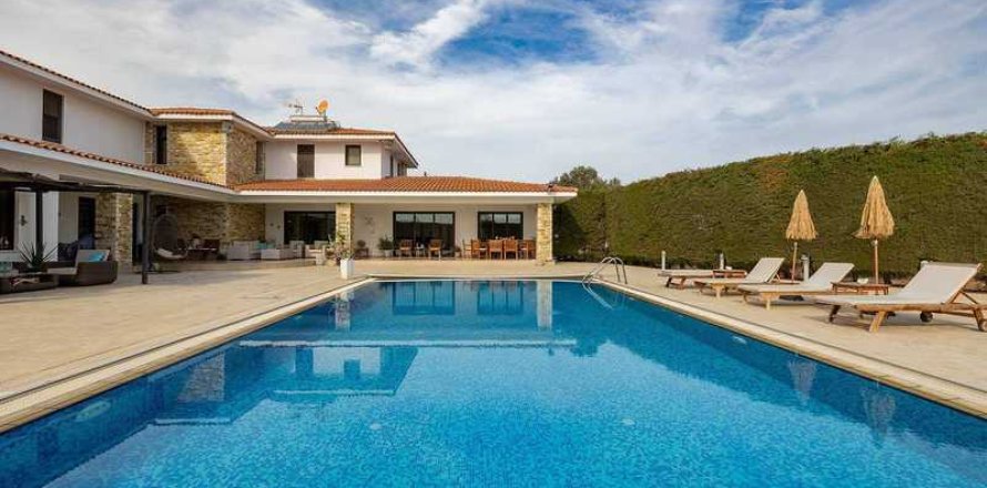 6 chambres House à Dromolaxia, Cyprus No. 42821