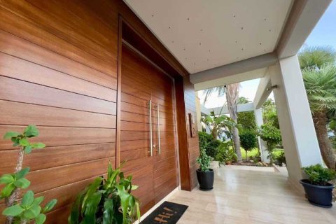 7 bedrooms House in Germasogeia, Cyprus No. 30585 3