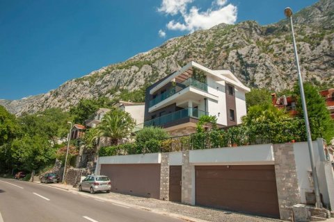 5 bedrooms House in Kotor, Montenegro No. 104725 4