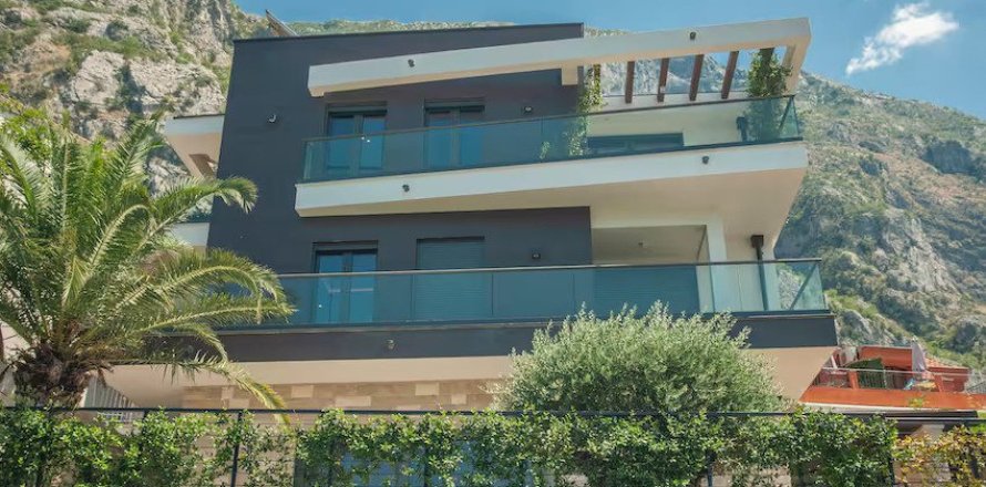 5 bedrooms House in Kotor, Montenegro No. 104725