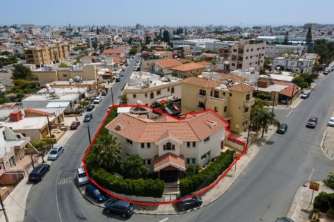 290m² Villa in Limassol, Cyprus No. 105004 1