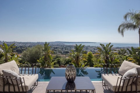 5 bedrooms House in Cannes, France No. 99791 2
