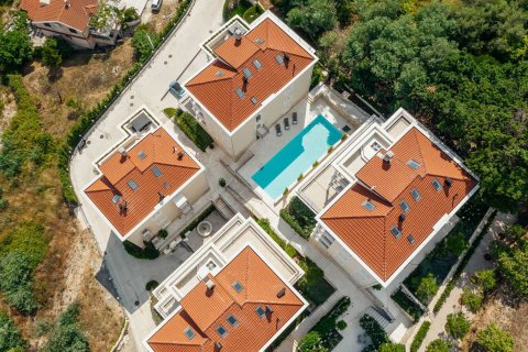 4 bedrooms Apartment in Kumbor, Montenegro No. 74771 3