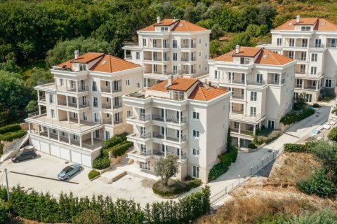 4 bedrooms Apartment in Kumbor, Montenegro No. 74771 1