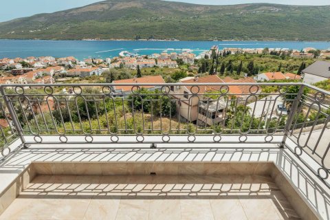 4 bedrooms Apartment in Kumbor, Montenegro No. 74771 9