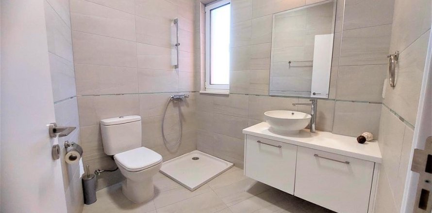 4 bedrooms House in Chloraka, Cyprus No. 37297