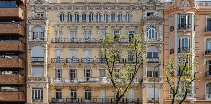 4 dormitorios Apartment en Madrid, Spain No. 89979