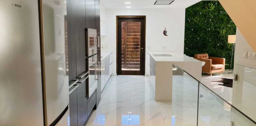 4 bedrooms House in Strovolos, Cyprus No. 75681