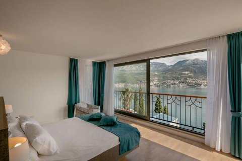 4 bedrooms Villa in Herceg Novi, Montenegro No. 78815 25