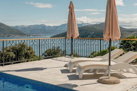 4 bedrooms Villa in Herceg Novi, Montenegro No. 78815 1