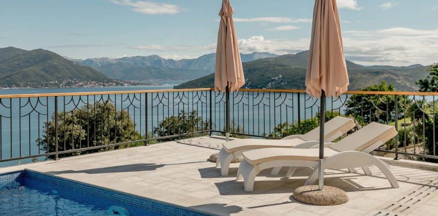 4 bedrooms Villa in Herceg Novi, Montenegro No. 78815