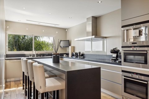 5 bedrooms Villa in Cannes, France No. 68811 9