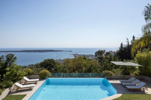 5 bedrooms Villa in Cannes, France No. 68811 2