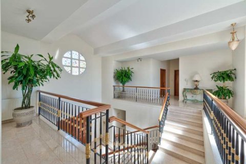 4 bedrooms Villa in Limassol, Cyprus No. 84390 9