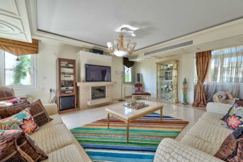 4 bedrooms Villa in Limassol, Cyprus No. 84390 3
