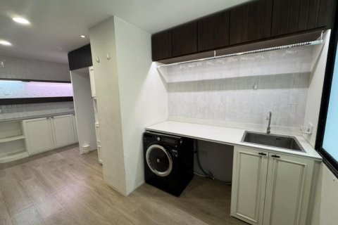 3 bedrooms Apartment in Bangkok, Thailand No. 97543 23