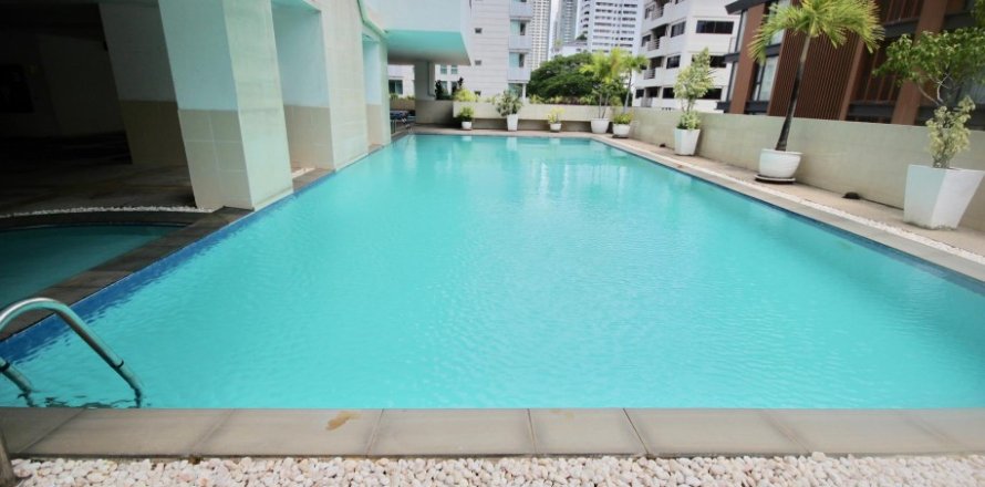 3 bedrooms Apartment in Bangkok, Thailand No. 97543