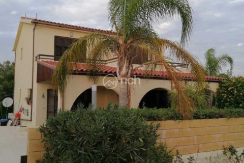4 bedrooms House in Episkopi, Cyprus No. 76816 2