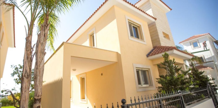 3 bedrooms Villa in Limassol, Cyprus No. 106025