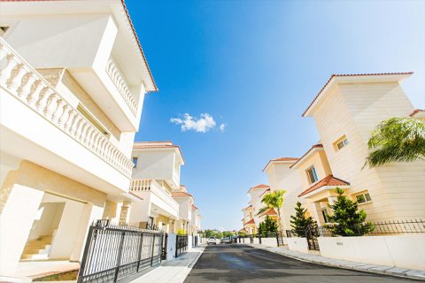 3 bedrooms Villa in Limassol, Cyprus No. 106025 6