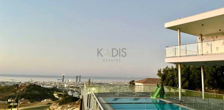 5 bedrooms Villa in Agios Athanasios, Cyprus No. 72577