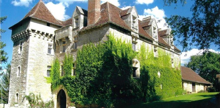 6 bedrooms Castles in Strenquels, France No. 69452