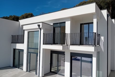 4 bedrooms Villa in Bar, Montenegro No. 75553 1