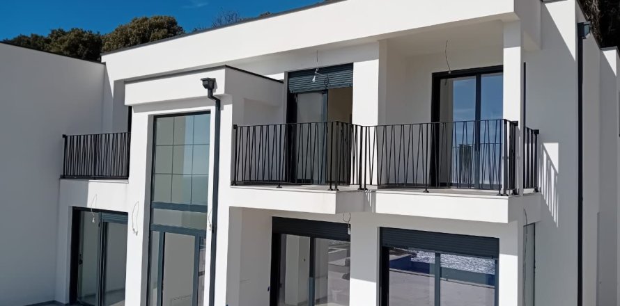 4 bedrooms Villa in Bar, Montenegro No. 75553