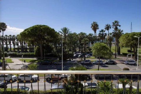 3 bedrooms Apartment in Cannes, France No. 100318 1