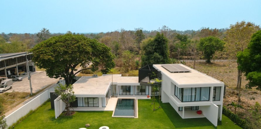 4 bedrooms House in Chiang Mai, Thailand No. 98230