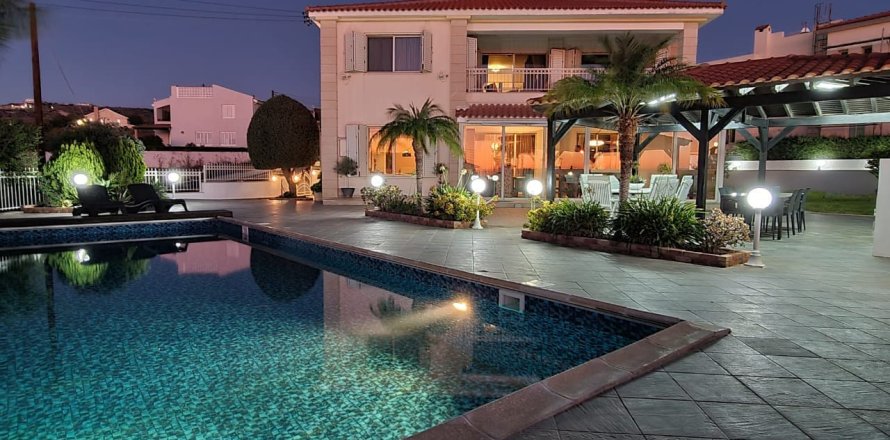 6 bedrooms Villa in Paphos, Cyprus No. 70545