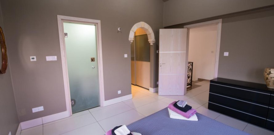 4 bedrooms Villa in Paphos, Cyprus No. 106250