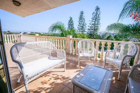 5 bedrooms Villa in Kolossi, Cyprus No. 72563 8