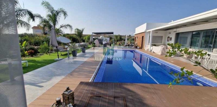 6 bedrooms House in Pano Deftera, Cyprus No. 77969