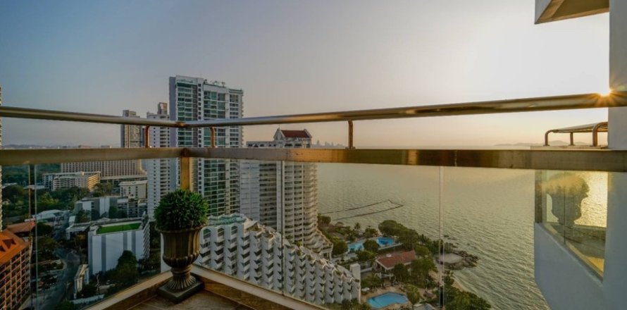 Studio Penthouse in Pattaya, Thailand No. 97420