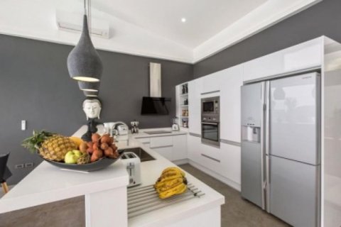 4 bedrooms Villa on the Chaweng Beach, Thailand No. 95944 11