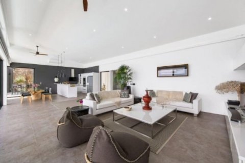 4 bedrooms Villa on the Chaweng Beach, Thailand No. 95944 18