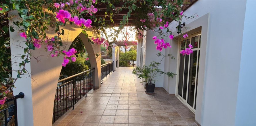 4 bedrooms Villa in Limassol, Cyprus No. 106495