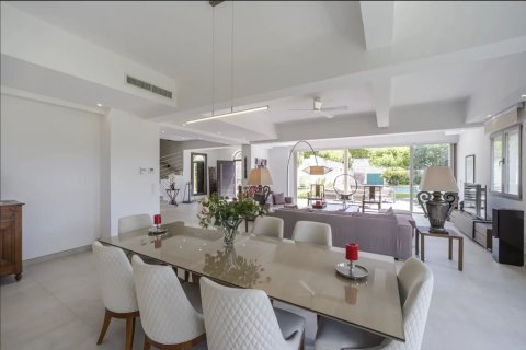 6 bedrooms Villa in Antibes, France No. 69848 3