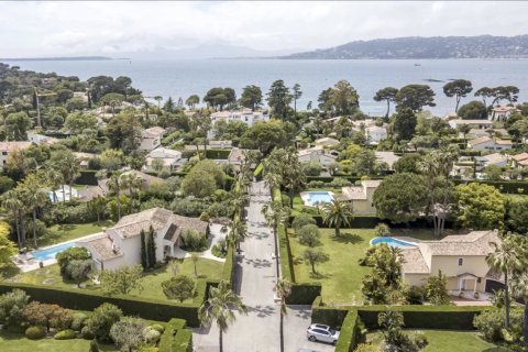 6 bedrooms Villa in Antibes, France No. 69848 9