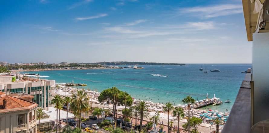 2 bedrooms Apartment in Cannes, France No. 69118