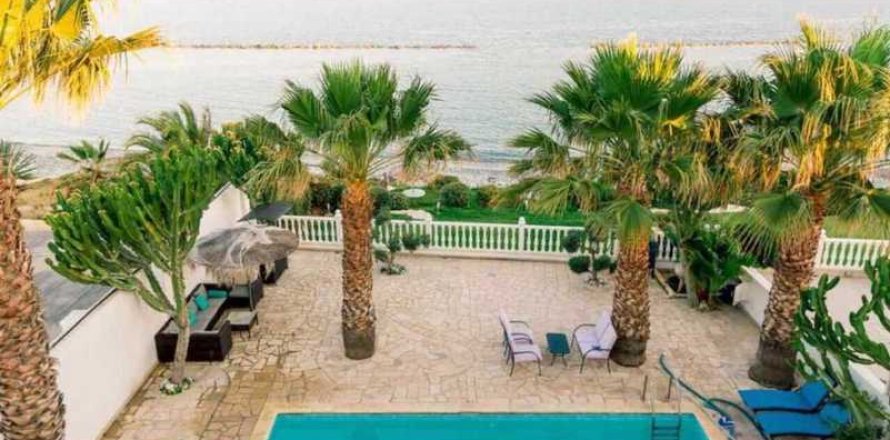 4 bedrooms House in Zygi, Cyprus No. 30425