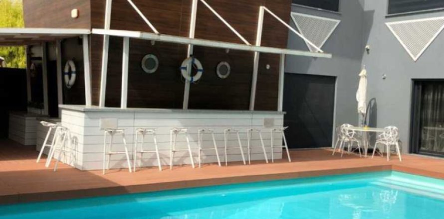 Вилла с 7 спальнями в Лимассол, Кипр №77964