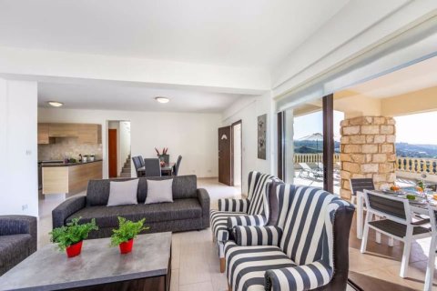 4 bedrooms Villa in Kissonerga, Cyprus No. 72470 2