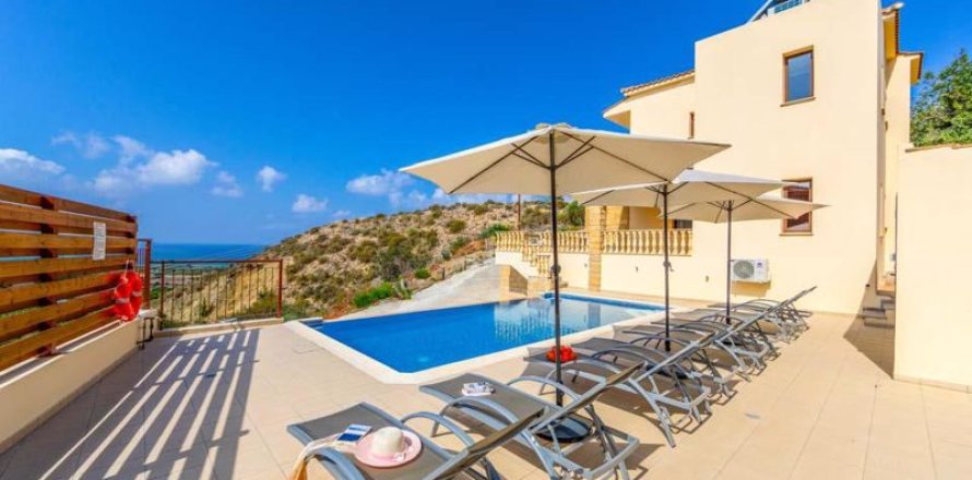 4 bedrooms Villa in Kissonerga, Cyprus No. 72470