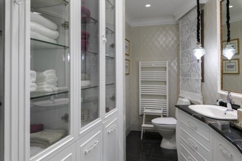 4 bedrooms Villa in Limassol, Cyprus No. 105492 6