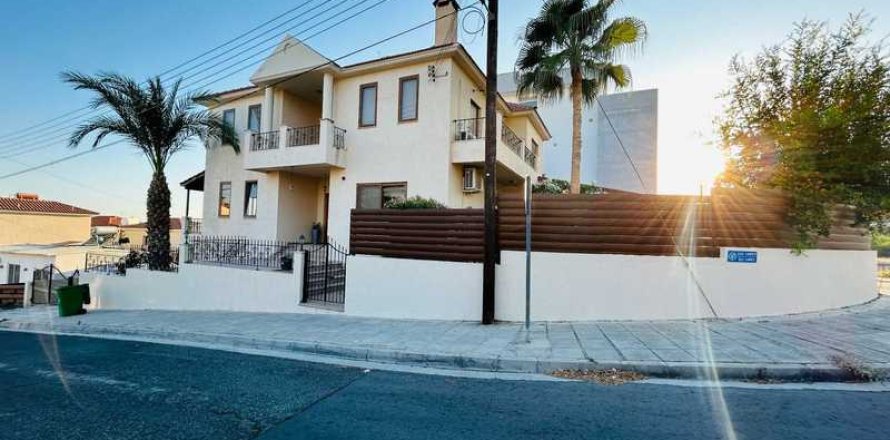 6 bedrooms House in Agios Athanasios, Cyprus No. 29863