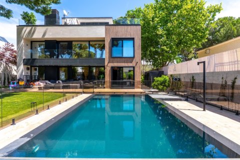 4 bedrooms Villa in Pozuelo de Alarcon, Spain No. 125568
