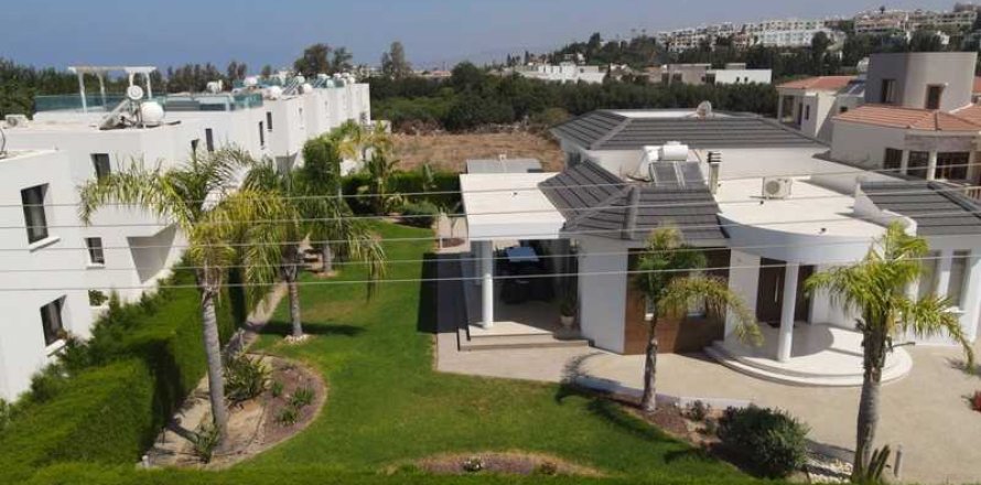 4 bedrooms House in Chloraka, Cyprus No. 77163