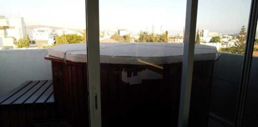 6 bedrooms House in Agios Athanasios, Cyprus No. 30605